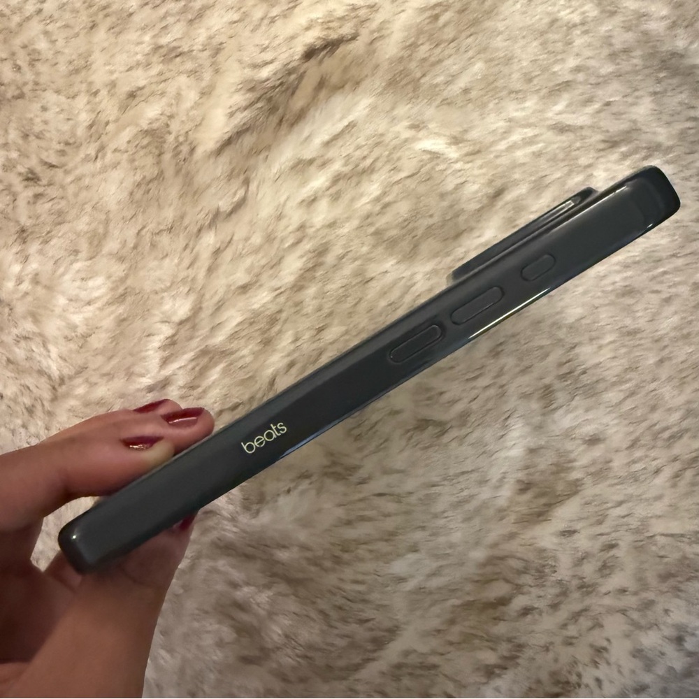 Beats by Dre iPhone 16 Pro Case with MagSafe Black - Picture 8 of 11